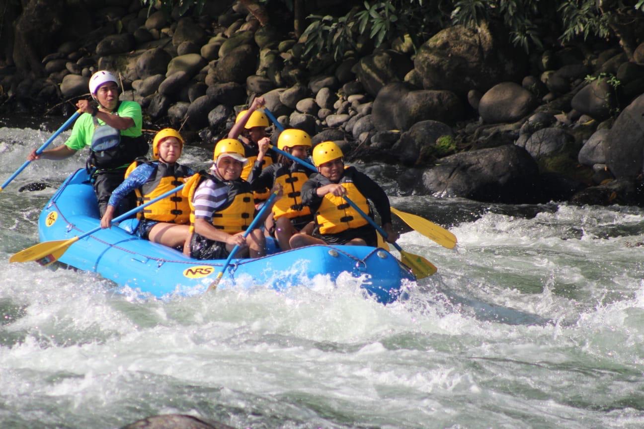 Grupo disfrutando rafting